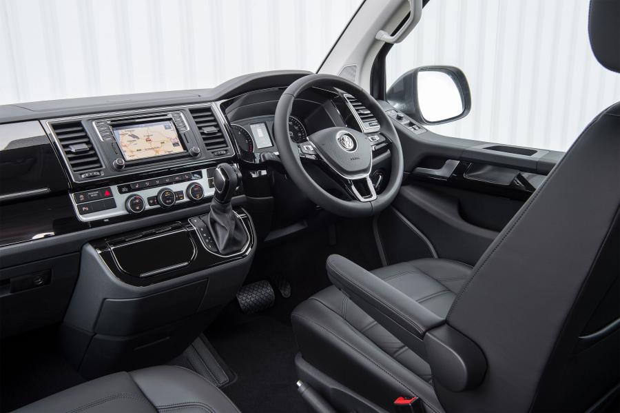 Интерьер Volkswagen Caravelle (T6) 2015 года  (UK) (фото 4 из 20)